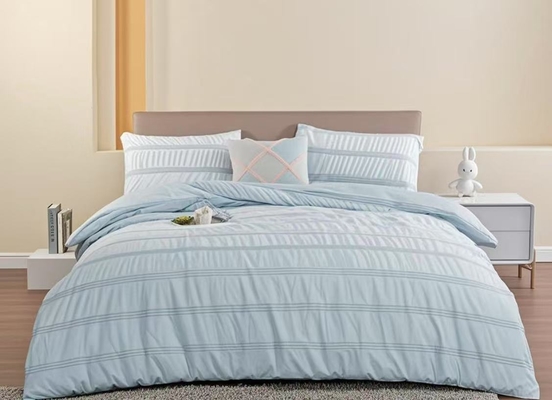 Juego de edredón de algodón seersucker y poliéster reciclado, sostenible, azul claro, para cama King