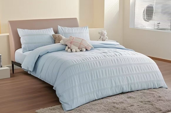 Juego de edredón de algodón seersucker y poliéster reciclado, sostenible, azul claro, para cama King